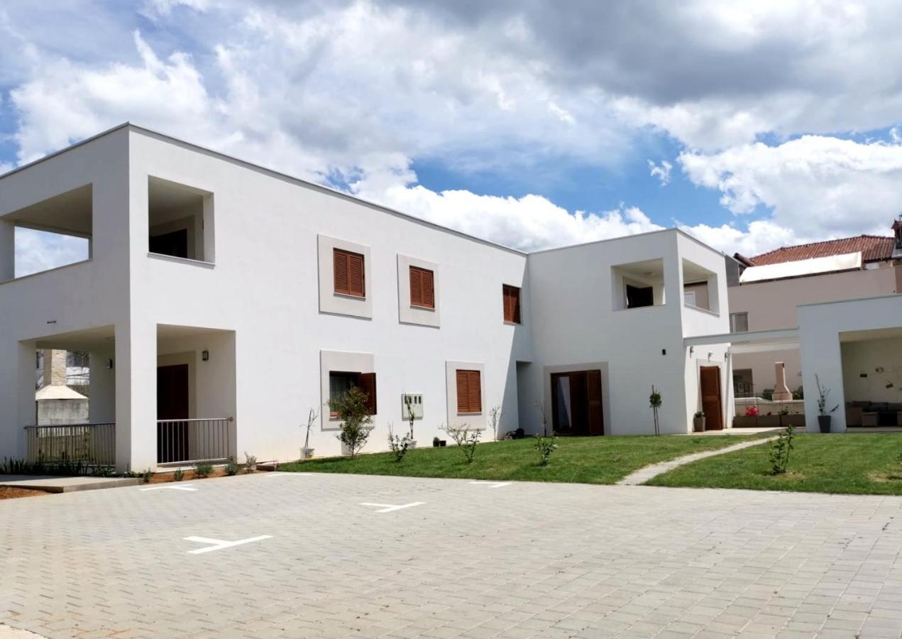 Apartments Leticia Vrsi Exterior photo