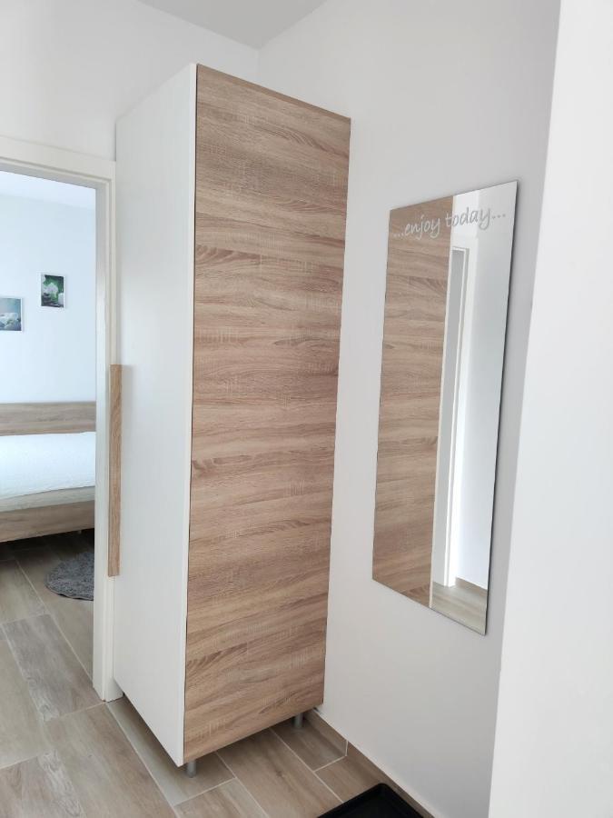 Apartments Leticia Vrsi Exterior photo
