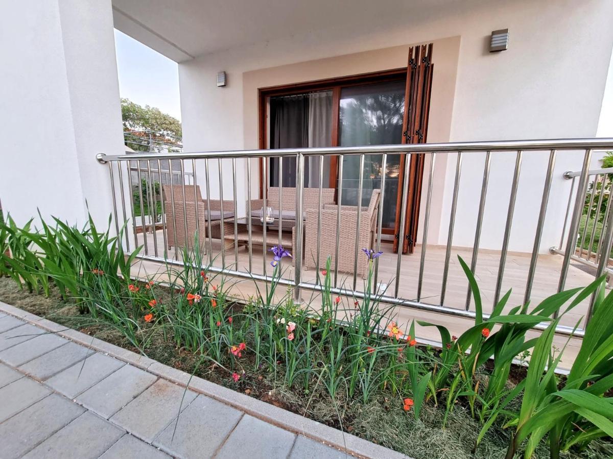 Apartments Leticia Vrsi Exterior photo